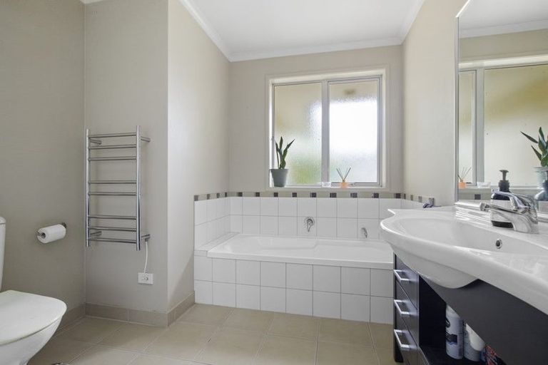 Photo of property in 10 Ernest Shackleton Place, Waiuku, 2123