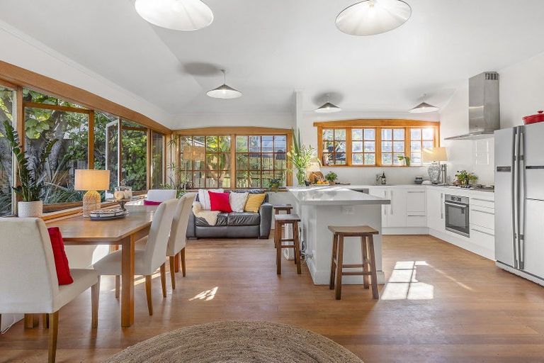 Photo of property in 65 Marine Parade, Seatoun, Wellington, 6022