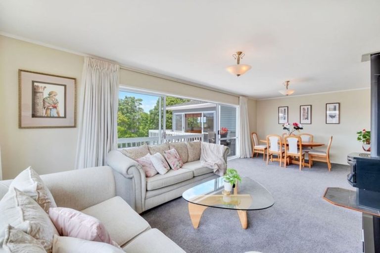 Photo of property in 6 Windsor Place, Windsor Park, Auckland, 0630