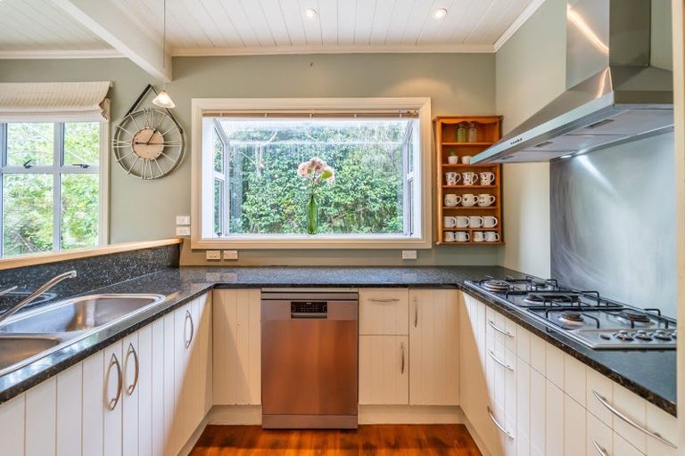Photo of property in 6 Chatsworth Road, Silverstream, Upper Hutt, 5019