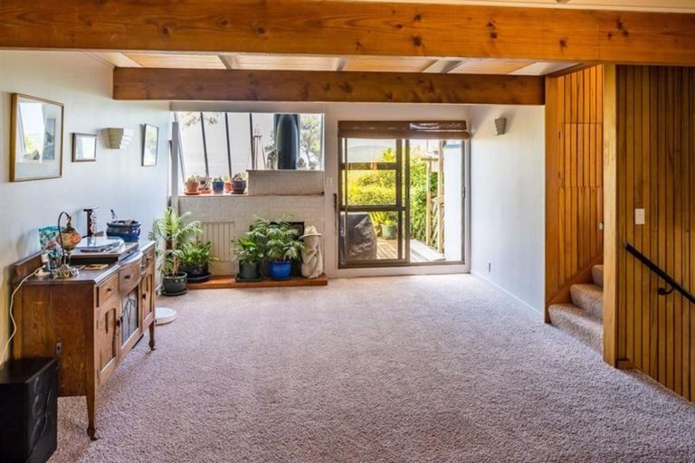 Photo of property in 10 Latham Road, York Bay, Lower Hutt, 5013