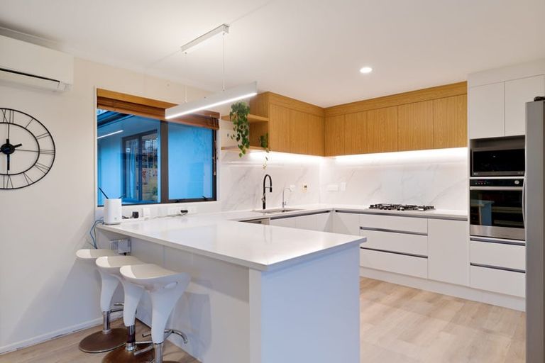 Photo of property in 35 Waimanu Bay Drive, Te Atatu Peninsula, Auckland, 0610