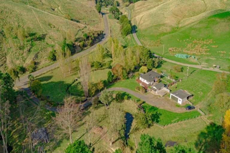 Photo of property in 587 Pa Valley Road, Alfredton, Eketahuna, 4993