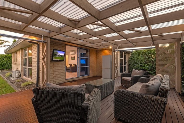 Photo of property in 6 Orlando Way, Kelvin Grove, Palmerston North, 4414