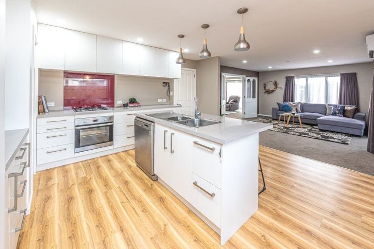 Photo of property in 16 Waharua Place, Tawhero, Whanganui, 4501