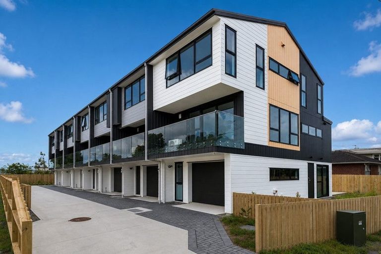 Photo of property in 1/36 Longburn Road, Henderson, Auckland, 0610