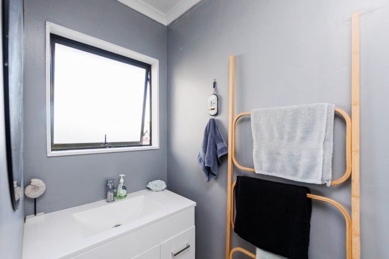 Photo of property in 1 Crewe Crescent, Hokowhitu, Palmerston North, 4410