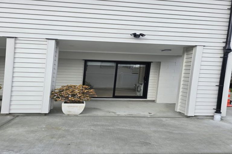 Photo of property in 30 Chelsea View Drive, Chatswood, Auckland, 0626