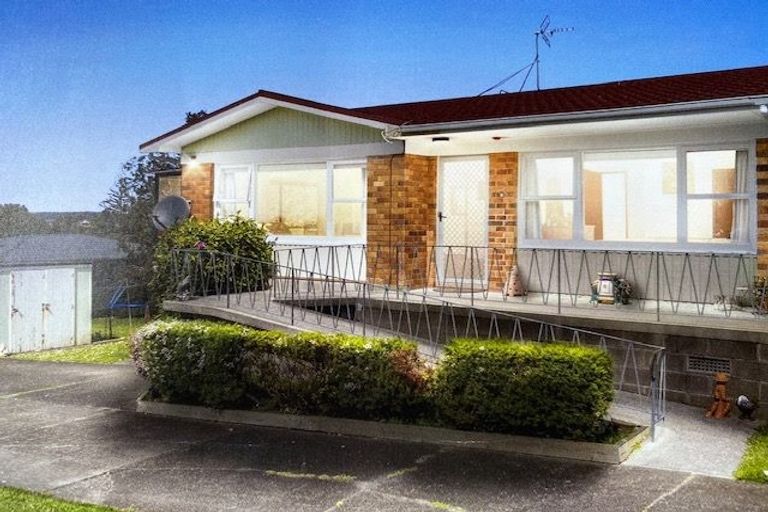 Photo of property in 2/55 Manhattan Heights, Glendene, Auckland, 0602