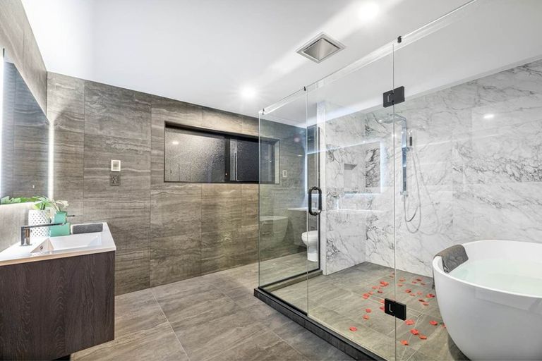 Photo of property in 24 Hooten Place, Oteha, Auckland, 0632