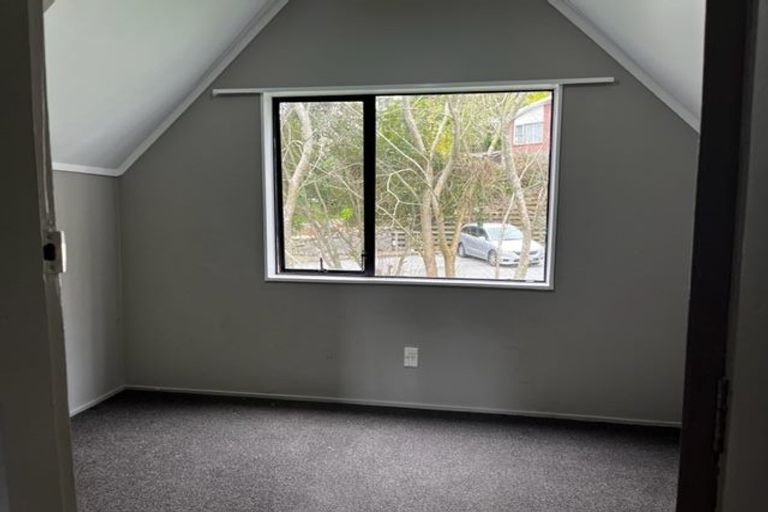 Photo of property in 76a Newlands Road, Newlands, Wellington, 6037