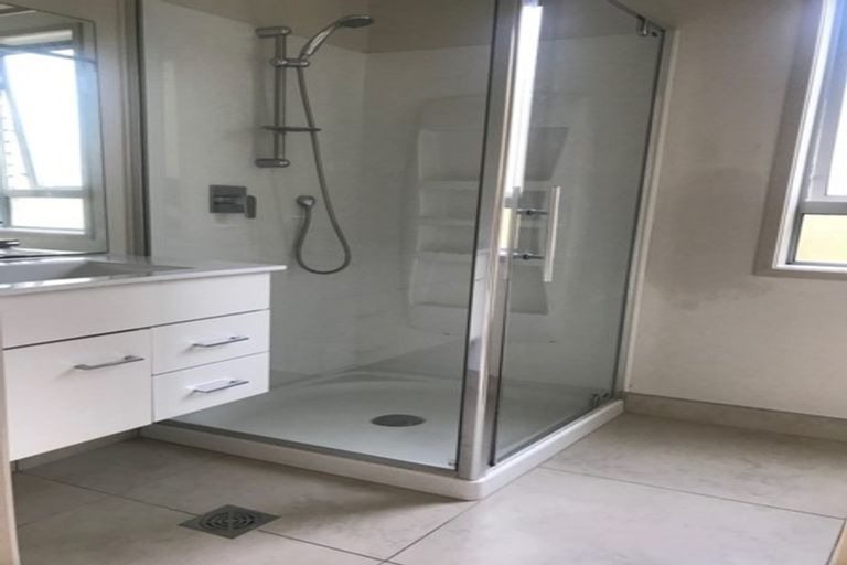 Photo of property in 18 Horizon View Road, Oteha, Auckland, 0632