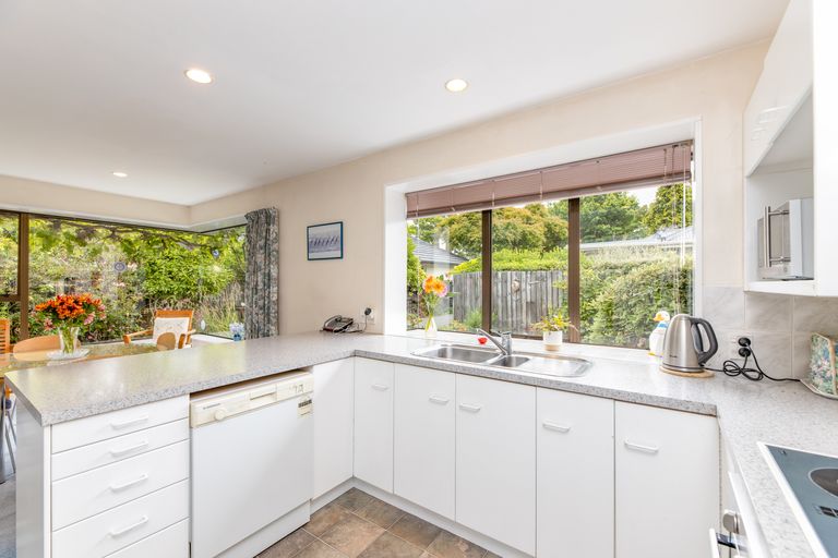 Photo of property in 2/215 Memorial Avenue, Burnside, Christchurch, 8053