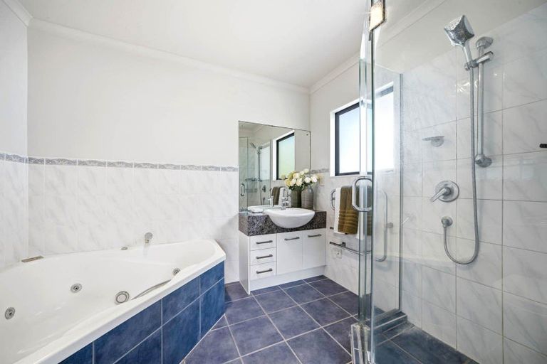 Photo of property in 1 William Gamble Drive, Greenhithe, Auckland, 0632