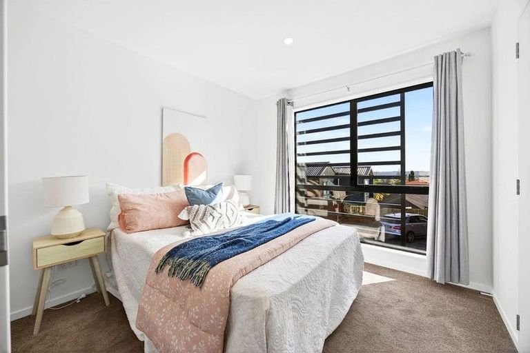 Photo of property in 1/233 Great North Road, Henderson, Auckland, 0612