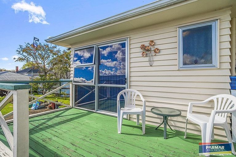 Photo of property in 11 Robert Burke Place, Henderson, Auckland, 0612