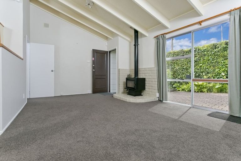 Photo of property in 1/1a Radiata Lane, Chatswood, Auckland, 0626