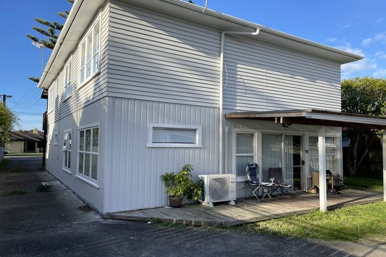 Photo of property in 14 Yeovil Road, Te Atatu Peninsula, Auckland, 0610
