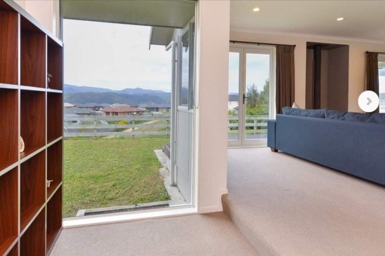 Photo of property in 31 Mcewen Crescent, Riverstone Terraces, Upper Hutt, 5018