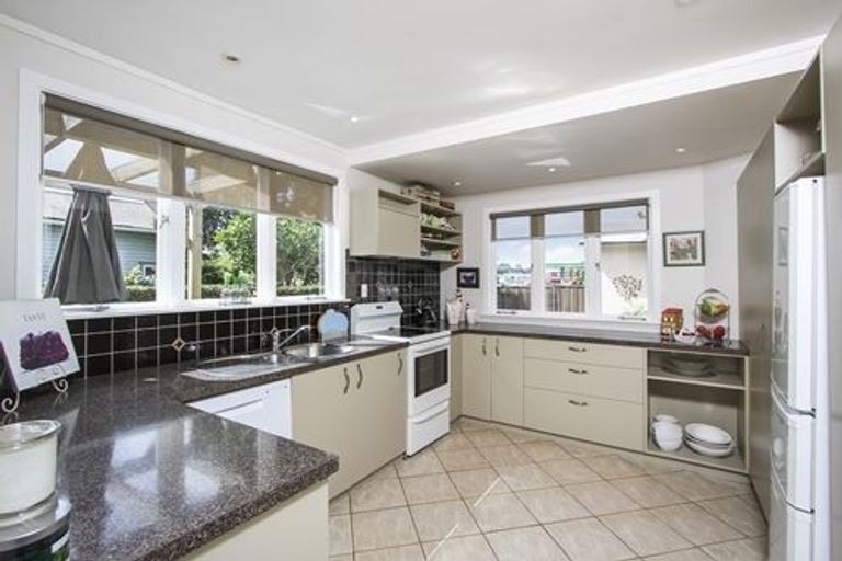 Photo of property in 1/75 Rosedale Road, Pinehill, Auckland, 0632