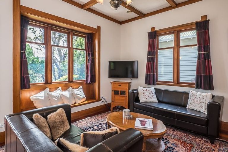 Photo of property in 43 Fairview Crescent, Kelburn, Wellington, 6012