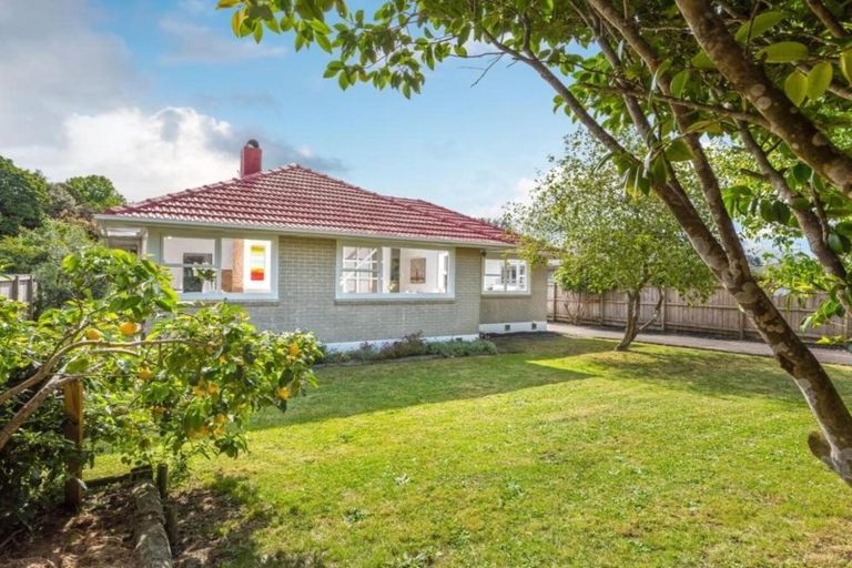 Photo of property in 6 Gill Avenue, Te Atatu Peninsula, Auckland, 0610