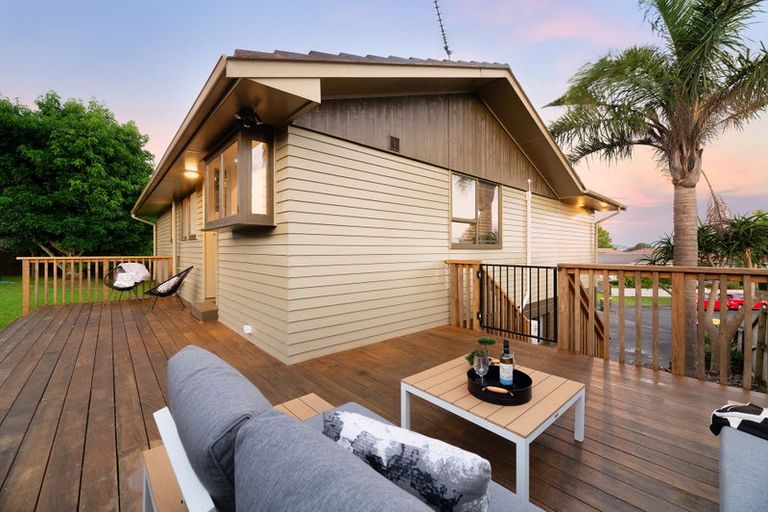 Photo of property in 17 Foyle Place, Glendene, Auckland, 0602