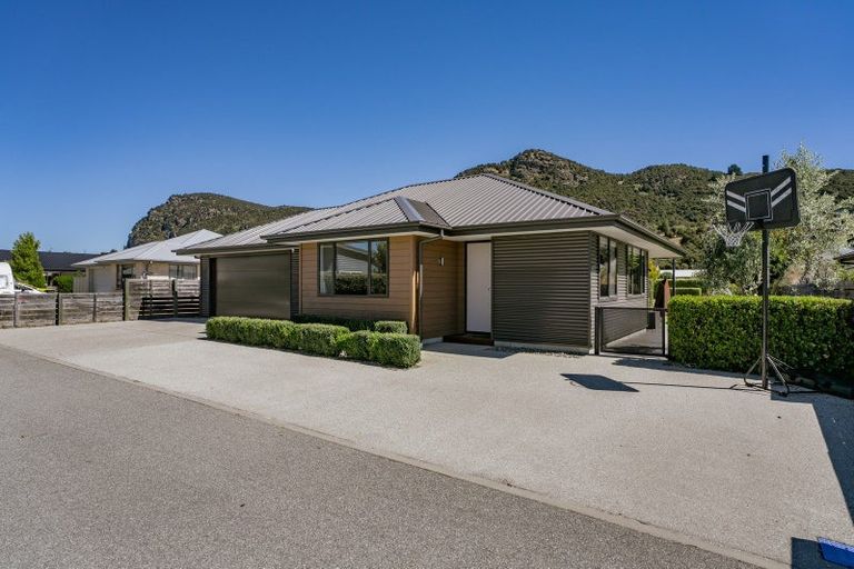 Photo of property in 12 Warbler Lane, Albert Town, Wanaka, 9305