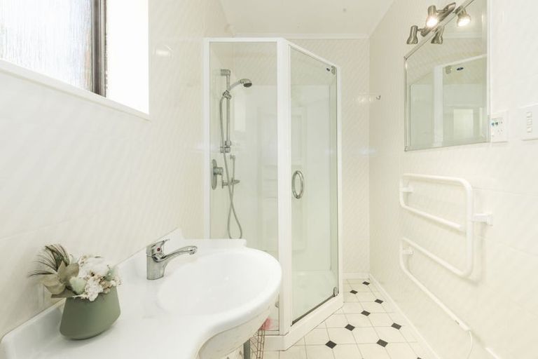 Photo of property in 10 Kakariki Grove, Waikanae, 5036