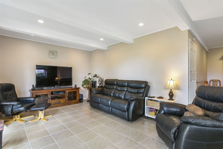 Photo of property in 9 Woodhouse Place, West Harbour, Auckland, 0618