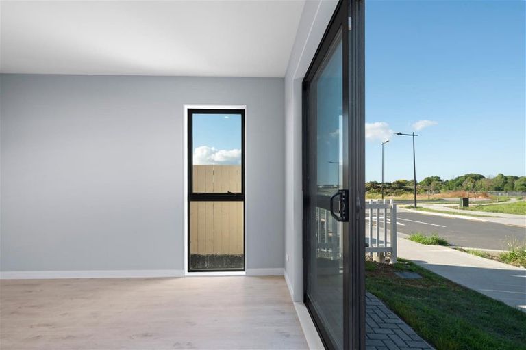Photo of property in 8 Taipahitini Road, Rosehill, 2113