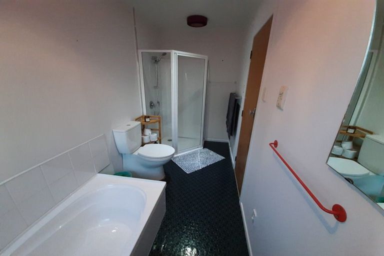 Photo of property in 33 Omega Street, Newlands, Wellington, 6037