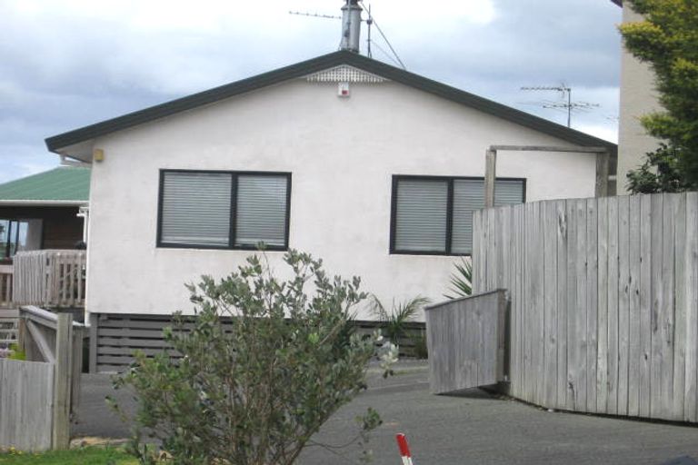 Photo of property in 1/4 Camilla Grove, Totara Vale, Auckland, 0629
