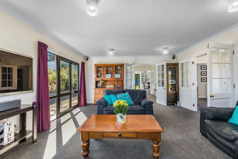 Photo of property in 2 Seascape View, Paremata, Porirua, 5024