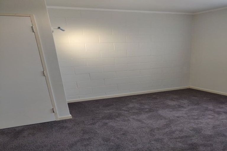 Photo of property in 17a Kingsbridge Place, Newlands, Wellington, 6037