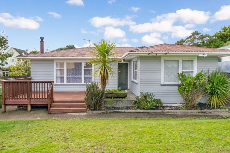 Photo of property in 39 Levant Street, Cannons Creek, Porirua, 5024