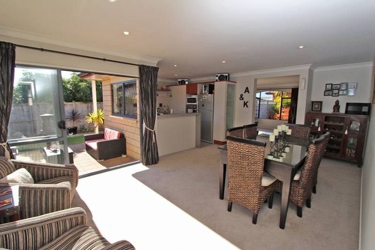 Photo of property in 12 Bellshill Close, Wattle Downs, Auckland, 2103
