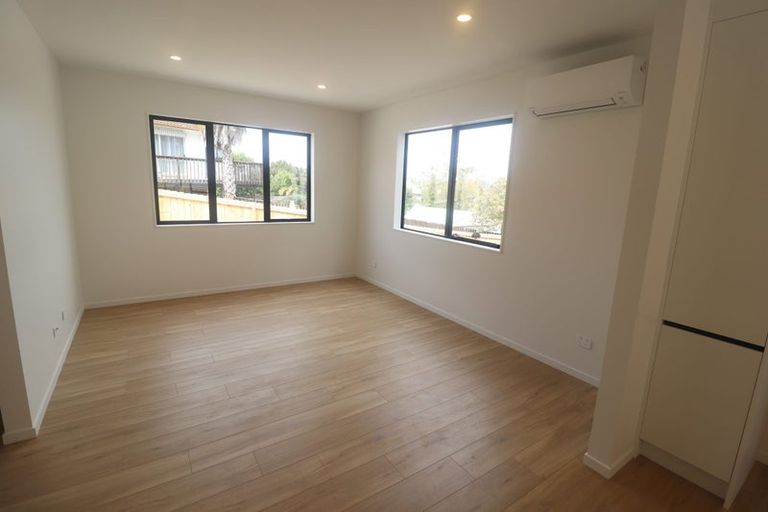 Photo of property in 18b Edgware Road, West Harbour, Auckland, 0618