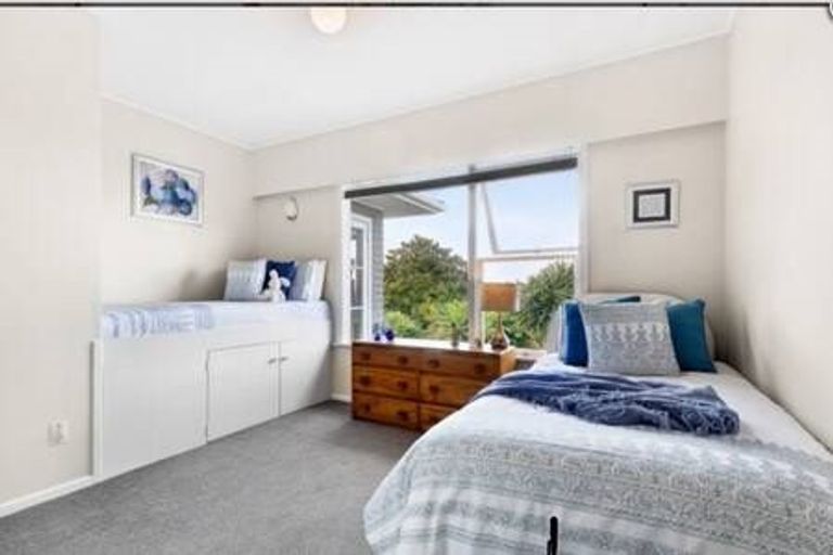 Photo of property in 88 Chivalry Road, Glenfield, Auckland, 0629