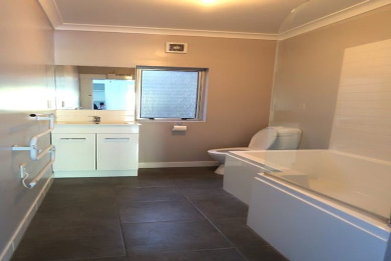 Photo of property in 58 Hungerford Road, Houghton Bay, Wellington, 6023