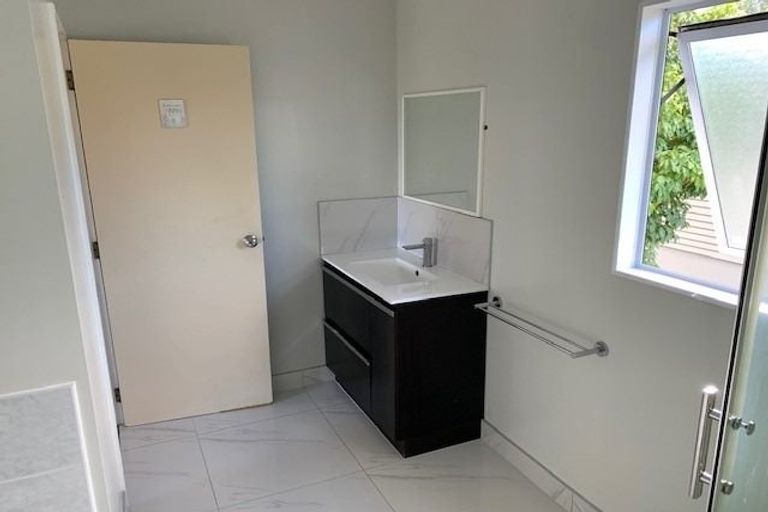 Photo of property in 1/18 Peach Road, Glenfield, Auckland, 0629