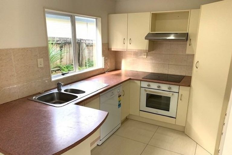 Photo of property in 1/18 Peach Road, Glenfield, Auckland, 0629