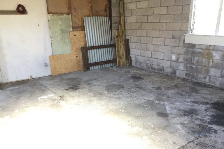 Photo of property in 5 Paton Avenue, Te Atatu South, Auckland, 0610