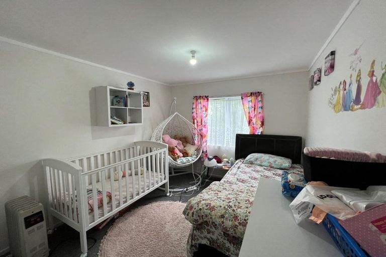 Photo of property in 1/11 Kirklow Place, Goodwood Heights, Auckland, 2105