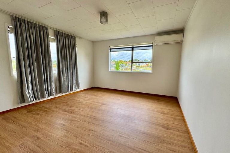 Photo of property in 49 Rosewarne Crescent, Glendene, Auckland, 0602