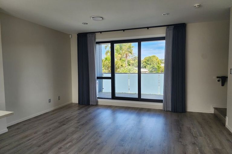 Photo of property in 22b Totaravale Drive, Totara Vale, Auckland, 0629
