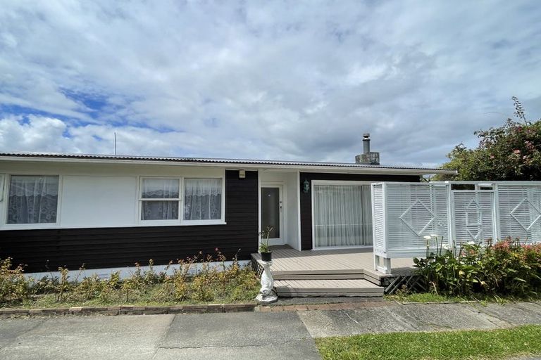 Photo of property in 11 Thornlow Street, Glendene, Auckland, 0602
