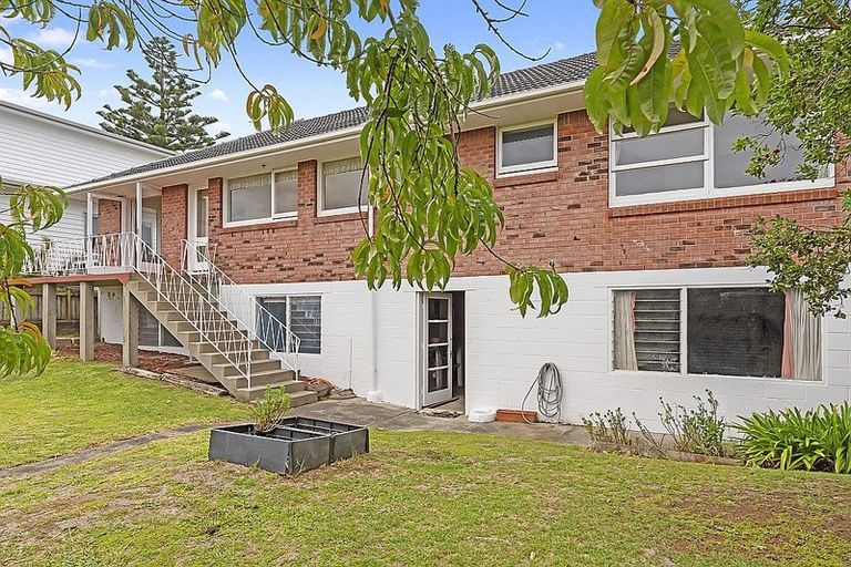 Photo of property in 100 Sylvan Avenue, Northcote, Auckland, 0627