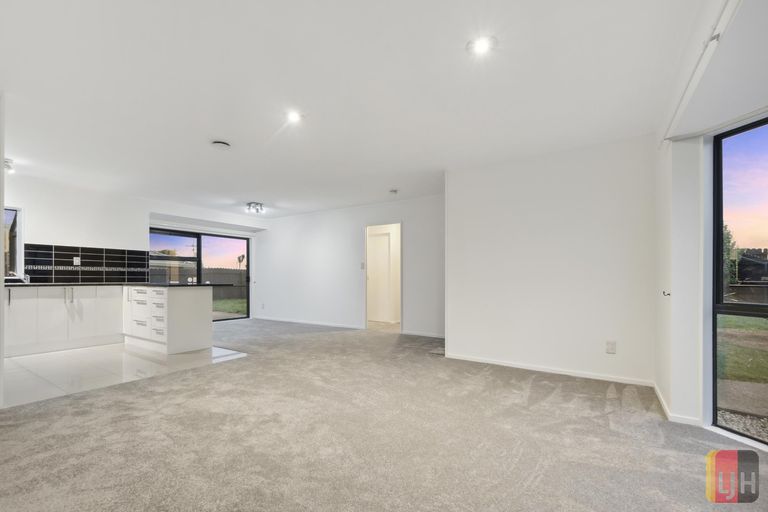 Photo of property in 18 Randwick Place, Randwick Park, Auckland, 2105