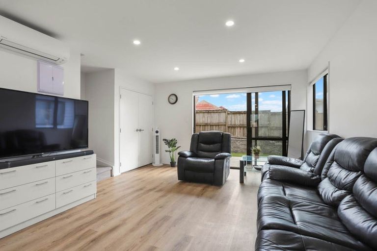 Photo of property in 8/25 Vodanovich Road, Te Atatu South, Auckland, 0610